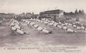 CPA - Orléans (Loiret) - Concours National de Gymnastique - 30 Juin et 1er Juillet 1912 - À l'Ile Arrault - Mouvements d'ensemble