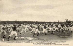 CPA - Orléans (Loiret) - Concours National de Gymnastique - 30 Juin et 1er Juillet 1912 - À l'Ile Arrault - Mouvements d'ensemble