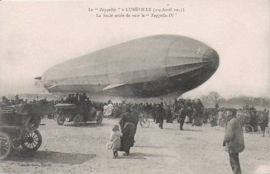 [Carte Postale Ancienne] Lunéville (Meurthe-et-Moselle) - La foule avide de voir le "Zeppelin-IV" | Delcampe - Groslion